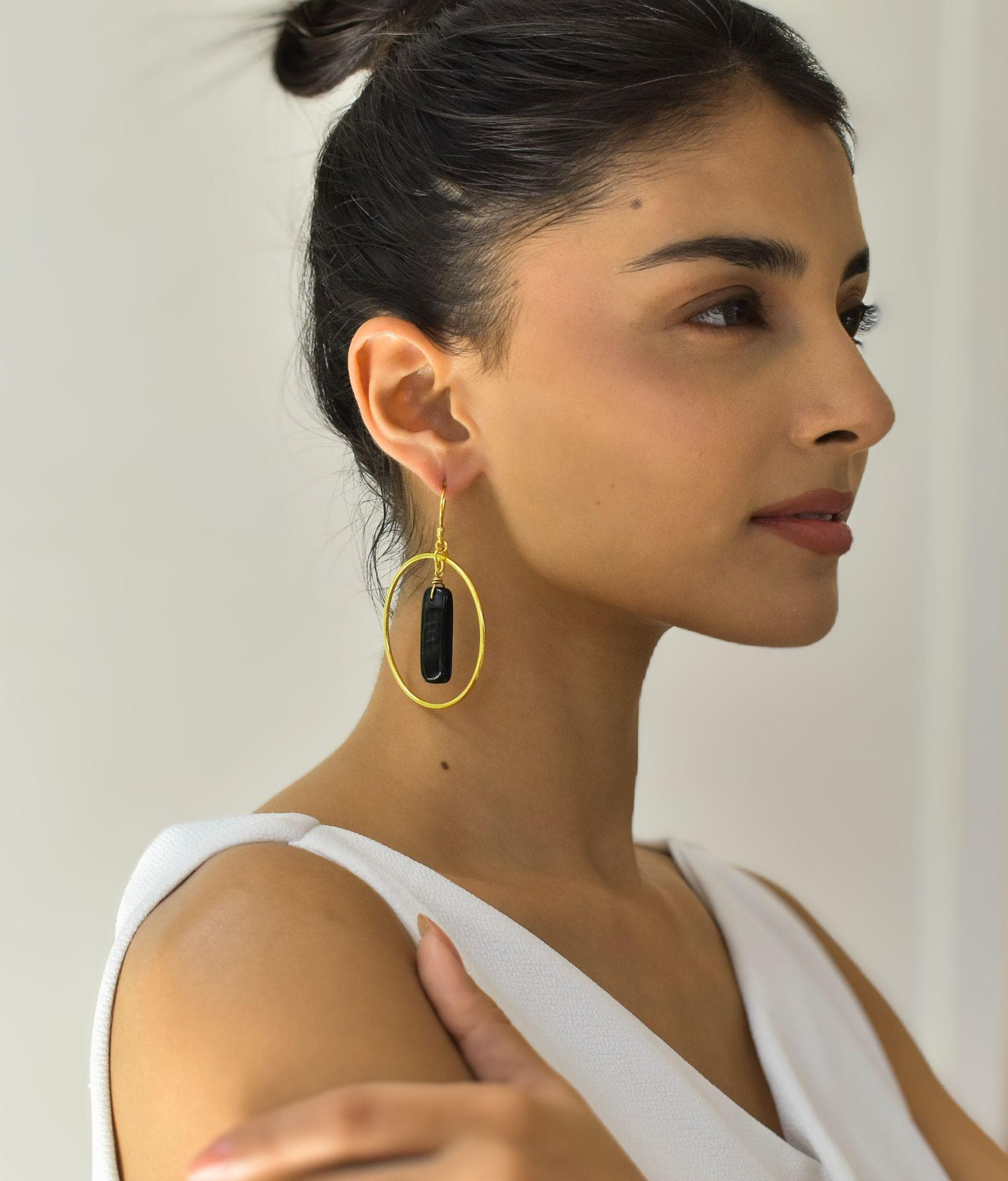 Echte Schwarze Onyx Creolen, 14K Gold Handgefertigte, Stilvolle Ohrringe Für Frauen, Heilstein Ohrringe, Statement Schmuck Für Sie von KeetaLuxury