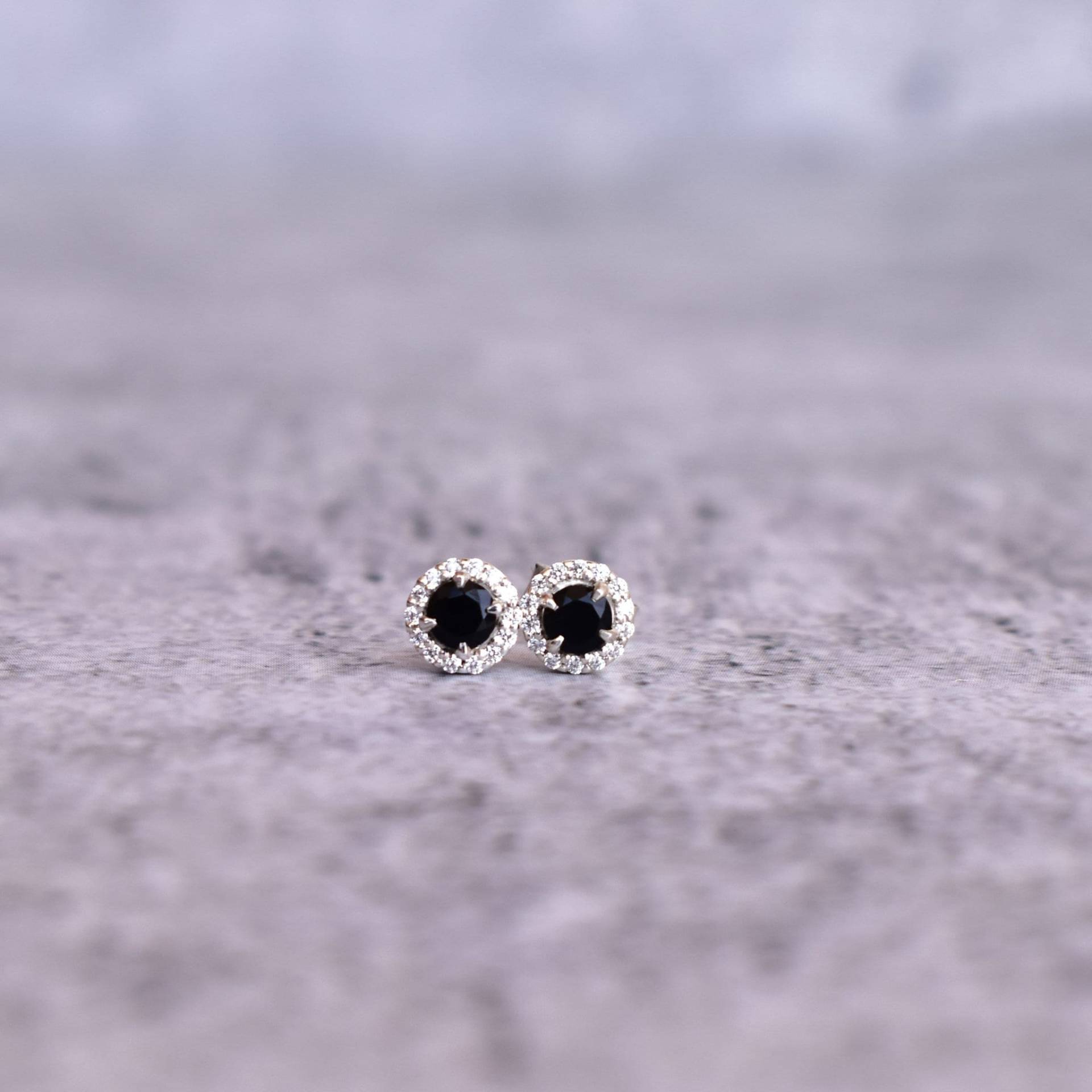 Echte Schwarze Onyx Ohrstecker Kleine Sterling Silber Edelstein Ohrringe Für Frauen Stein Niedliche Brautjungfer Geschenk von KeetaLuxury