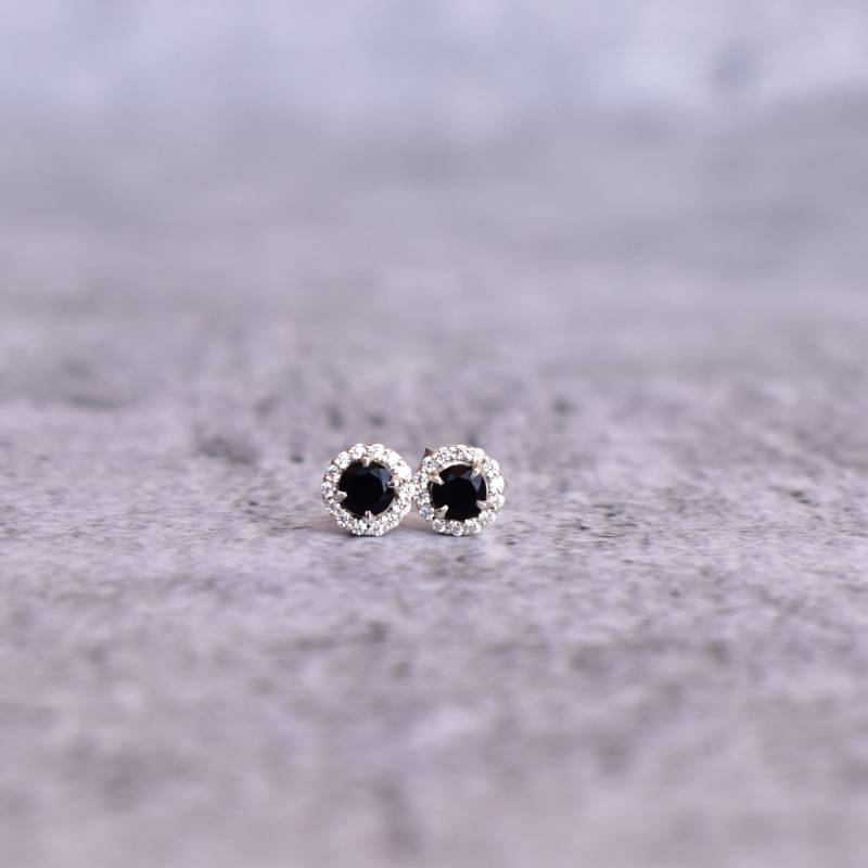 Echte Schwarze Onyx Ohrstecker Kleine Sterling Silber Edelstein Ohrringe Für Frauen Stein Niedliche Brautjungfer Geschenk von KeetaLuxury