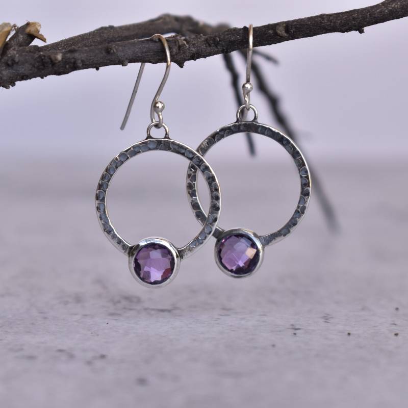 Echter Amethyst Ohrhänger, Briolette Sterling Silber Violette Quarz Ohrringe, Handgemachte Gehämmerte Brautjungfer Schmuck von KeetaLuxury