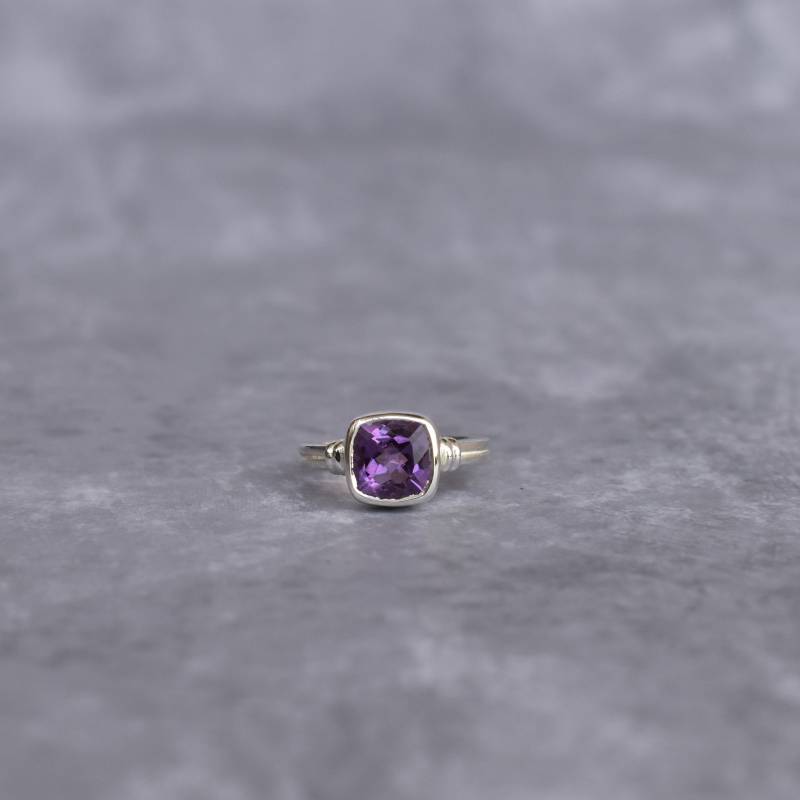 Echter Amethyst Ring Damenring Mit Kissenschliff Sterling Silber Ring Handgemacht Unikat Lila Quarz Brautjungfer von KeetaLuxury