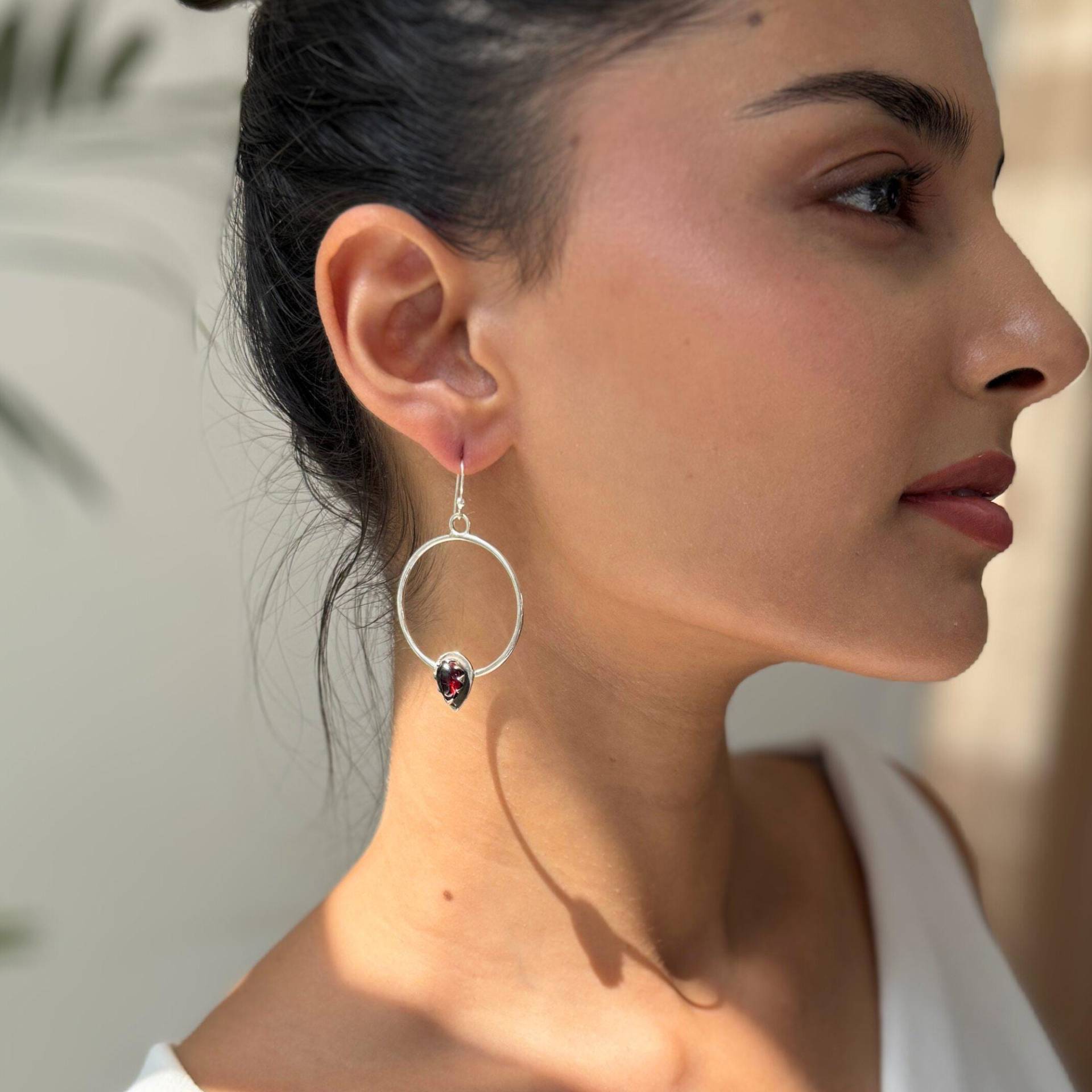 Echter Granat Anhänger, Silber Oxidierter Handgemachter Schmuck, Rote Edelstein Boho Ohrringe Für, Einzigartige Kristalle Hochzeit Geschenke von KeetaLuxury