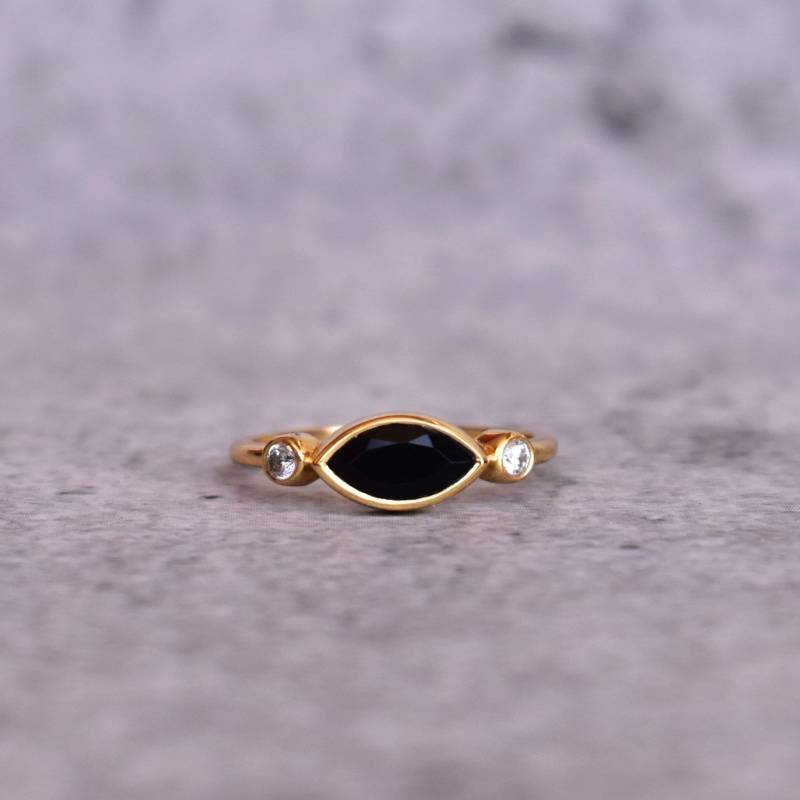 Echter Onyx Ring Böser Blick Inspirierter Zierlicher 14K Gold Vermeil Handgemachter Ring Für Sie Einzigartiger von KeetaLuxury