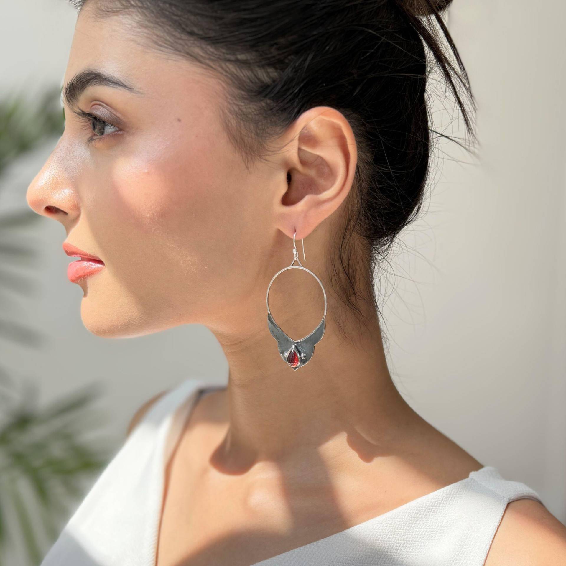 Echter Roter Granat Ohrhänger, Silber Oxidierter Handgemachter Boho Schmuck Für Frauen, Rote Edelstein Ohrringe, Einzigartige Strand Trägt von KeetaLuxury