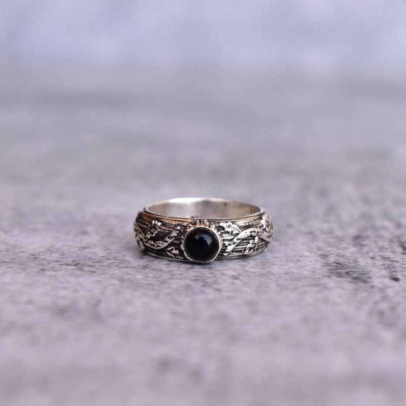 Echter Schwarzer Onyx Ring Natur Inspirierter Ring Für Frauen Oxidierter Silberring Mit Schwarzem Stein Edelsteinring Statement Einzigartiges von KeetaLuxury