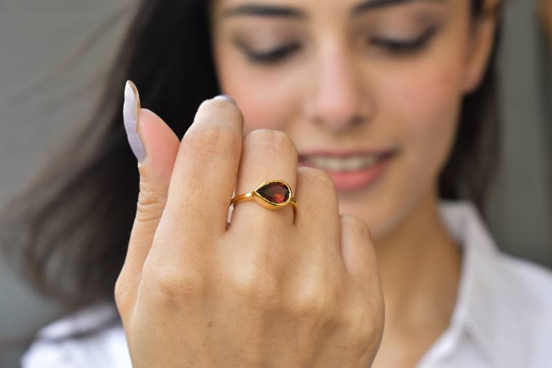 Granat Ring, Minimalist in Gold, Edelstein Statement Schmuck Geschenk Für Sie, Geburtsstein Januar, Handgemachter von KeetaLuxury