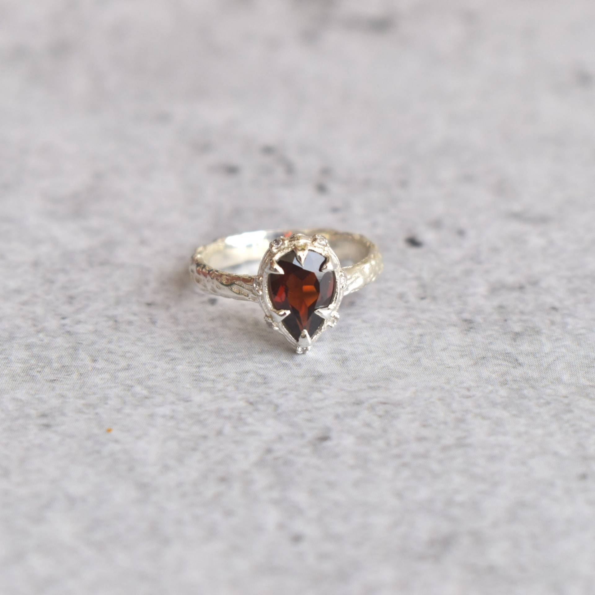 Granat Ring Natur Inspiriert, Eine Von Einem Art Design Schmuck, Roter Stein Handgefertigter Sterling Silber Für Frauen, Hochzeitsgeschenk von KeetaLuxury