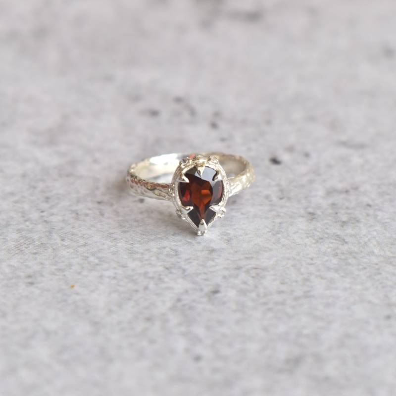 Granat Ring Natur Inspiriert, Eine Von Einem Art Design Schmuck, Roter Stein Handgefertigter Sterling Silber Für Frauen, Hochzeitsgeschenk von KeetaLuxury
