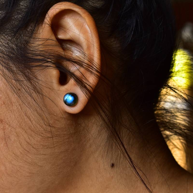 Labradorit Magie Ohrstecker Echte Kristall Schmuck, Brautjungfer Geschenke, Spektrolith Runde Cabochon Ohrringe Boho Schmuck Irisierender Regenbogen von KeetaLuxury