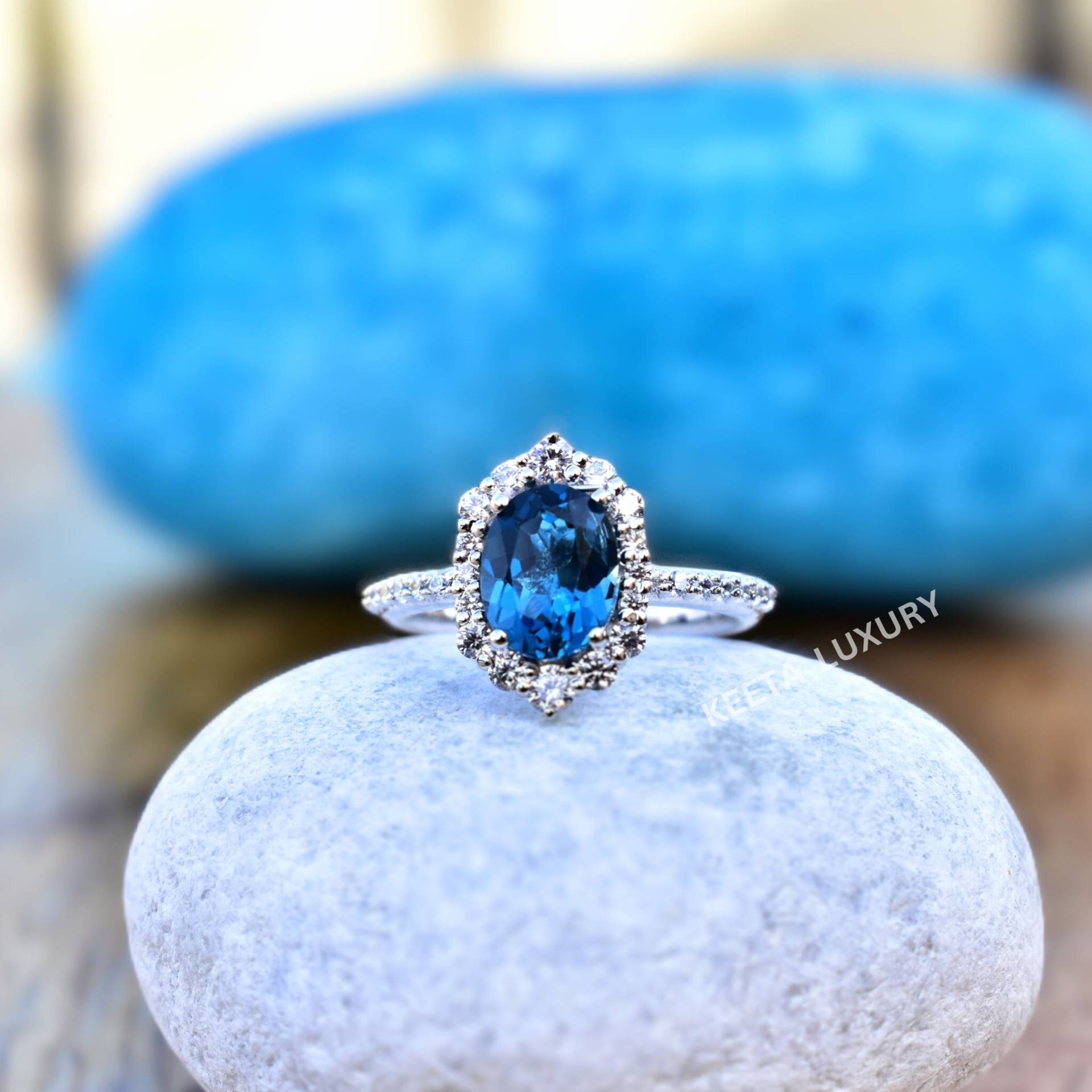 London Blauer Topas Ring, Oval Geschnittener Blauer Halo Stein 925Er Silber Verlobungsring, Vorschlag Geschenke Für Muttertag von KeetaLuxury
