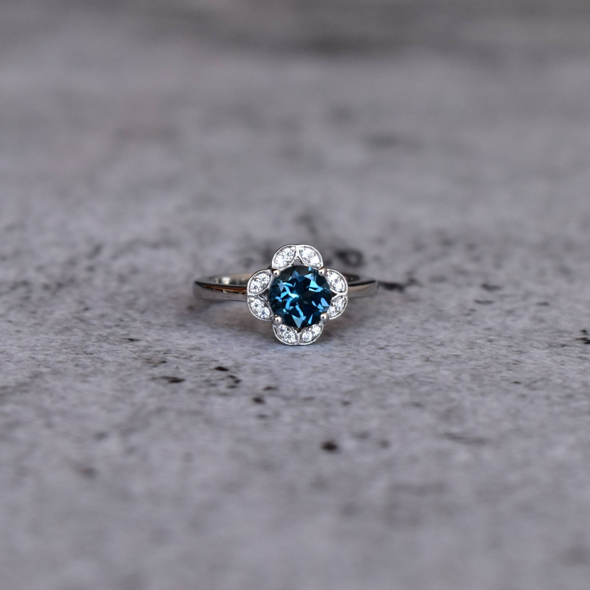 London Blauer Topas Ring, Rundschliff Blauer Edelstein Sterling Silber Mit Rhodiniert, Halo Hochzeit & Verlobungsring von KeetaLuxury