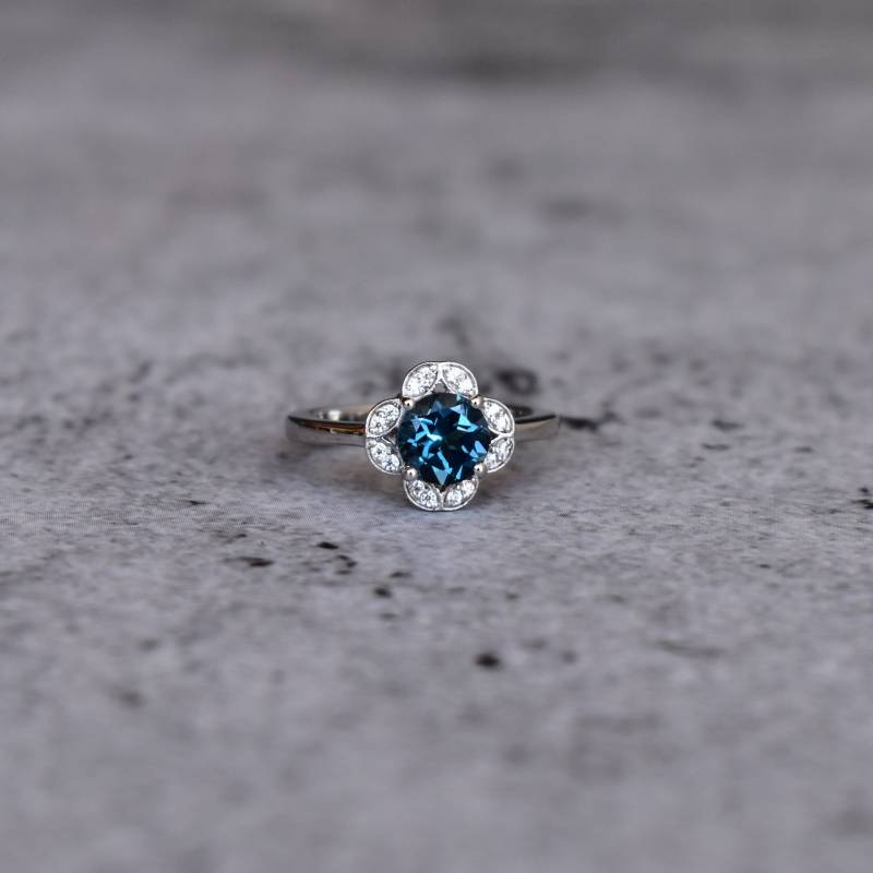 London Blauer Topas Ring, Rundschliff Blauer Edelstein Sterling Silber Mit Rhodiniert, Halo Hochzeit & Verlobungsring von KeetaLuxury