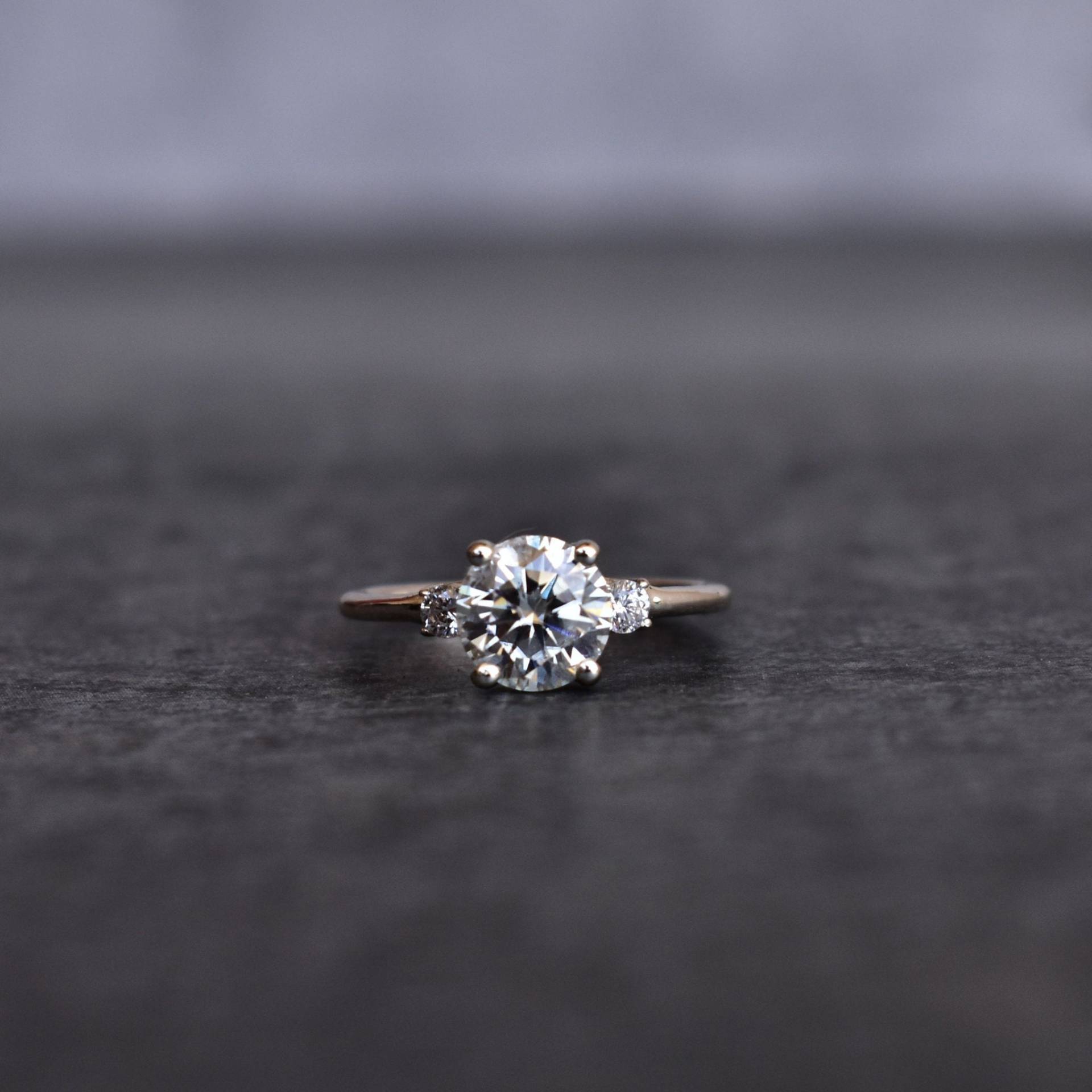 Moissanit Diamant Ring Solitärring Sterling Silber Zierlicher Ring Für Sie Statement Rund Geschnittener Verlobungsring Einzigartiger von KeetaLuxury