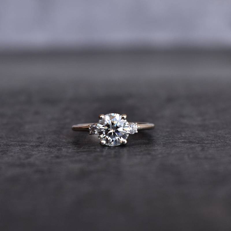 Moissanit Diamant Ring Solitärring Sterling Silber Zierlicher Ring Für Sie Statement Rund Geschnittener Verlobungsring Einzigartiger von KeetaLuxury