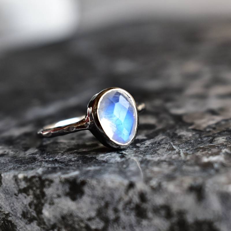Mondstein Gehämmert Zierlich Ring , Regenbogen Kristall Boho Schmuck Geschenk Mutter Geburtstagsgeschenk Für Sie von KeetaLuxury