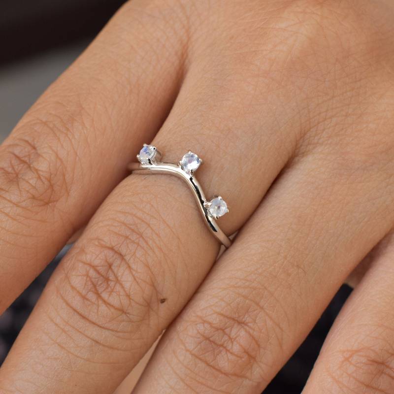 Mondstein Halbe Eternity Band, Natürlicher Ring, Regenbogen Ehering, Stacking Stapelring, Band von KeetaLuxury