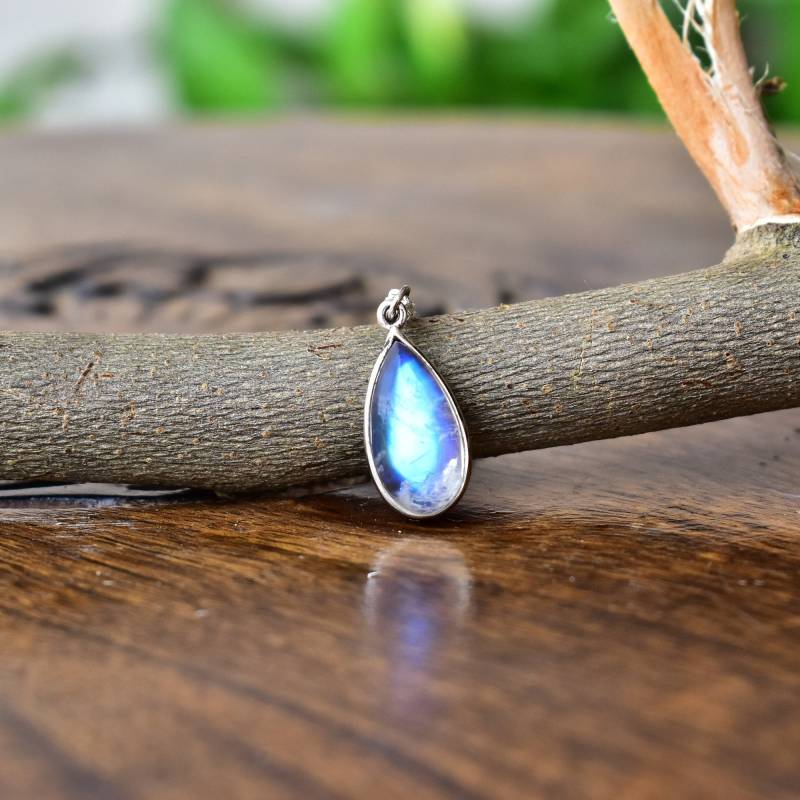 Mondstein Halskette, Zarte Boho Tropfen Regenbogen Teardrop Anhänger, Sterling Silber Halskette von KeetaLuxury