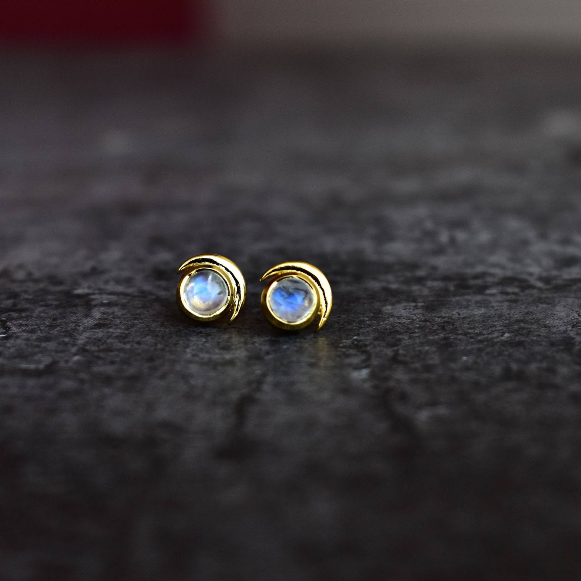 Mondstein Ohrstecker, Zierliche Kristall Ohrringe, Mond Vintage Feminine Juni Geburtsstein, Kleine Ohrstecker von KeetaLuxury