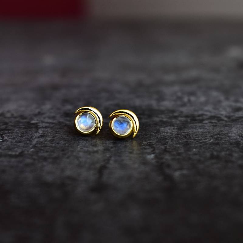 Mondstein Ohrstecker, Zierliche Kristall Ohrringe, Mond Vintage Feminine Juni Geburtsstein, Kleine Ohrstecker von KeetaLuxury