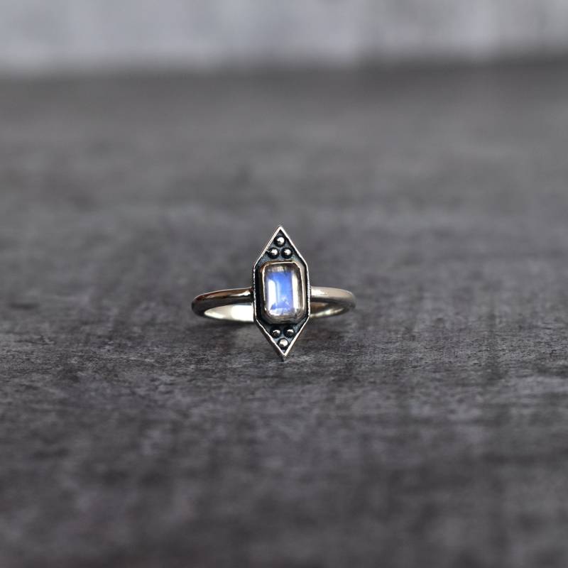 Mondstein Ring Kleiner Regenbogen Neuer Anfang Ring Juni Geburtsstein Schmuck Brautjungfer Geschenk Einzigartiger Für Sie von KeetaLuxury
