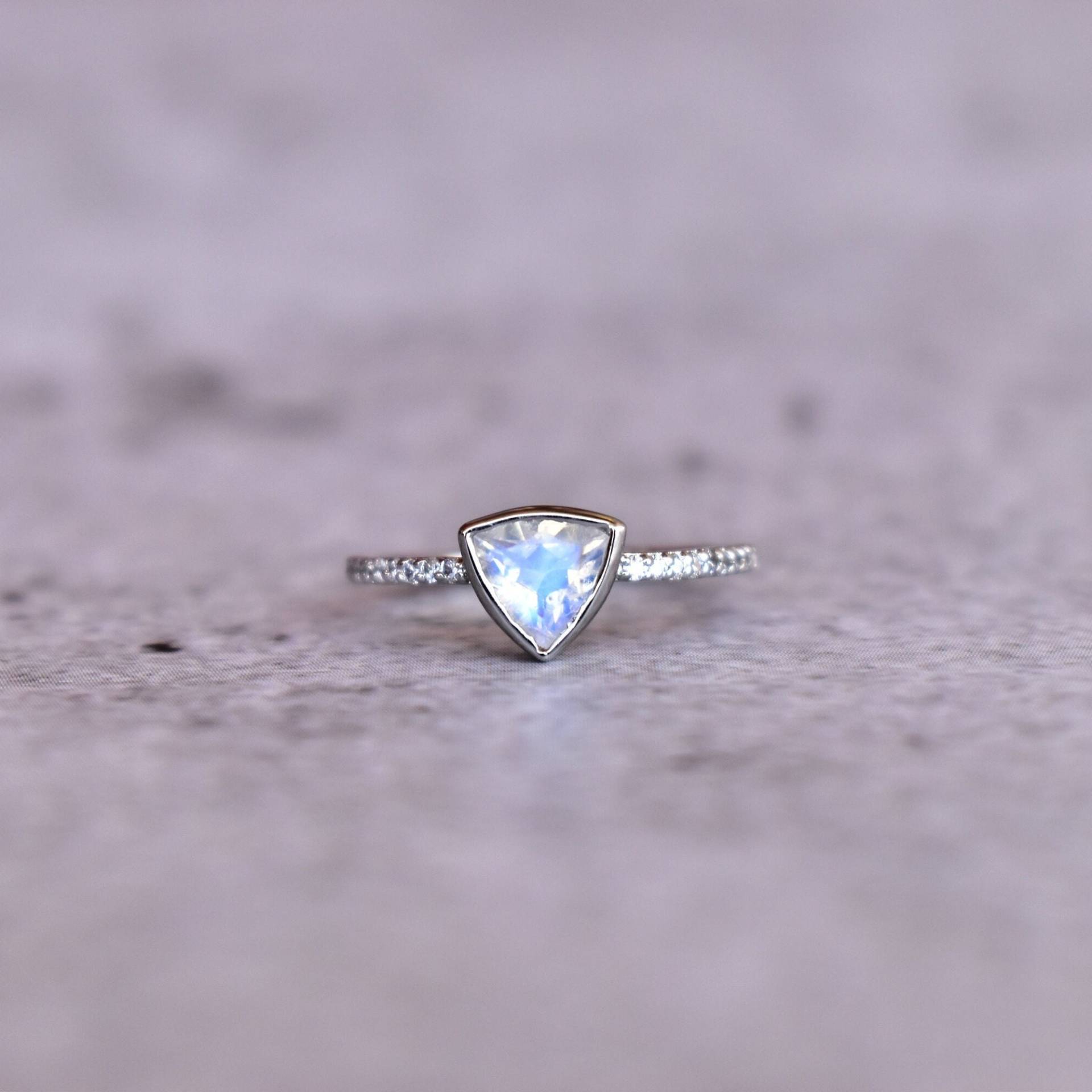 Mondstein Trilliant Ring, 14K Gold Zierliche Minimalist Zarte Muttertagsgeschenk Für Sie von KeetaLuxury