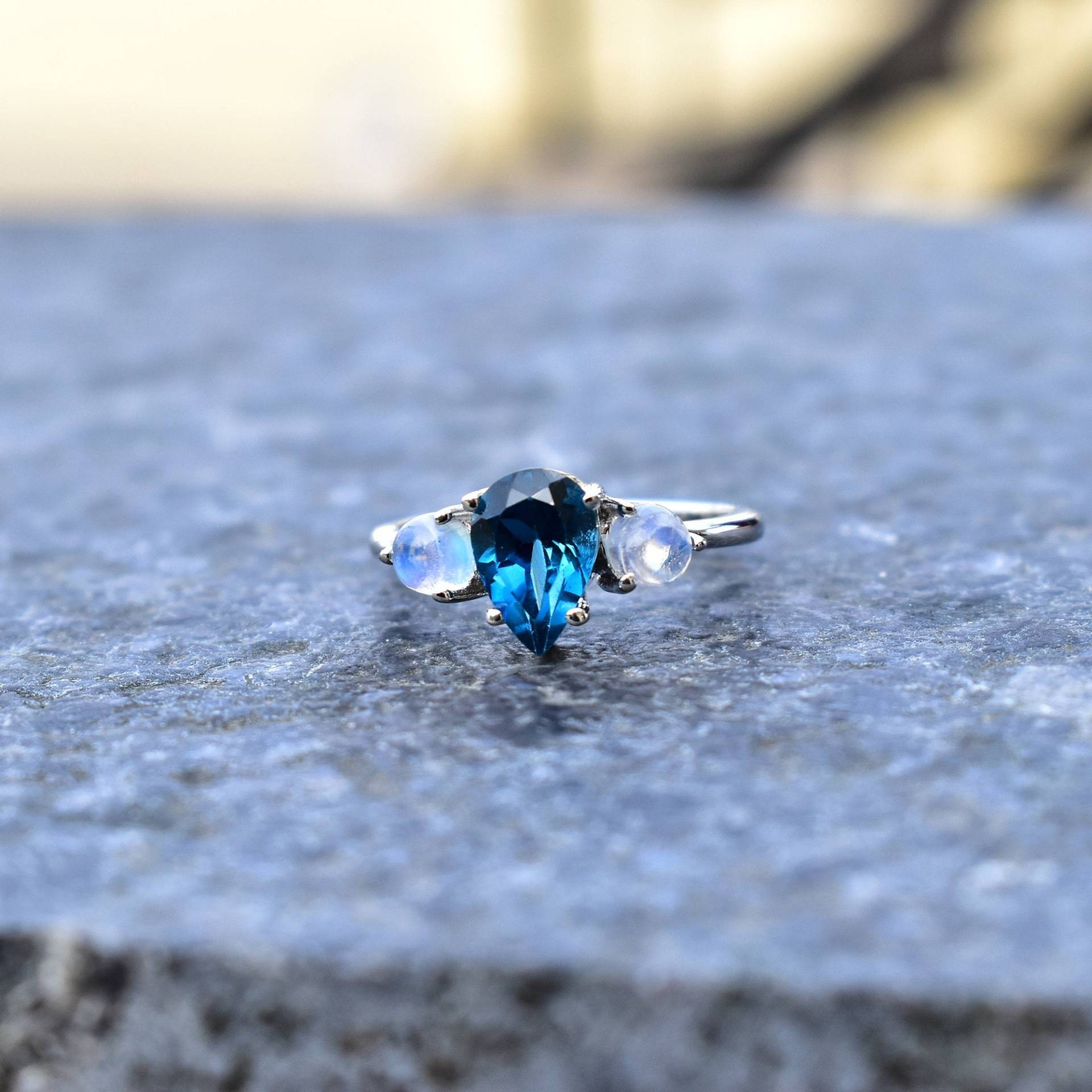 Mondstein Und Blautopas Ring, Paar Geburtsstein Topas Verlobungsring, Einfache Verlobung, Silberring, Cocktailring von KeetaLuxury