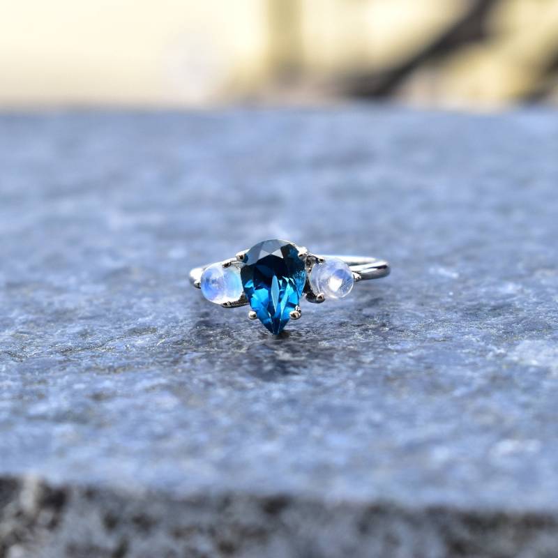Mondstein Und Blautopas Ring, Paar Geburtsstein Topas Verlobungsring, Einfache Verlobung, Silberring, Cocktailring von KeetaLuxury