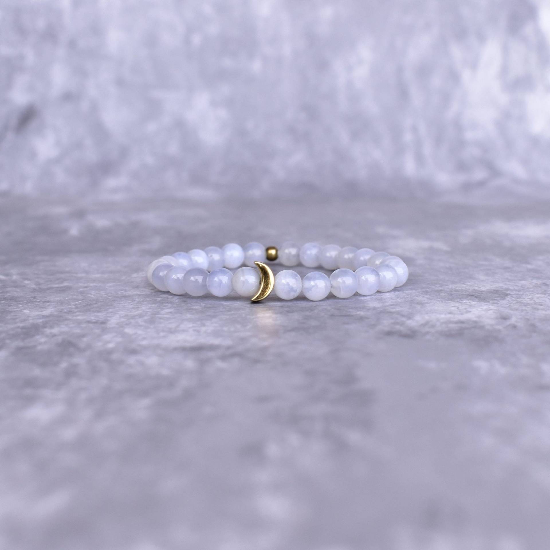 Natürliche Blaue Spitze Achat Perlen Armband Lunar Charm Heilstein Dehnbares Armband, Edelstein Schmuck Einzigartiges Geschenk Für Sie von KeetaLuxury