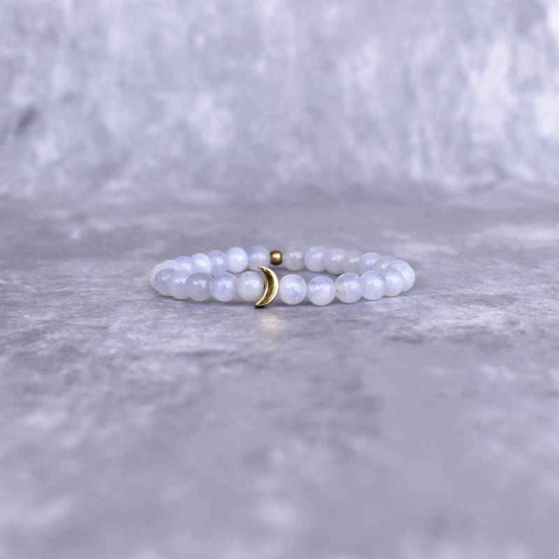 Natürliche Blaue Spitze Achat Perlen Armband Lunar Charm Heilstein Dehnbares Armband, Edelstein Schmuck Einzigartiges Geschenk Für Sie von KeetaLuxury