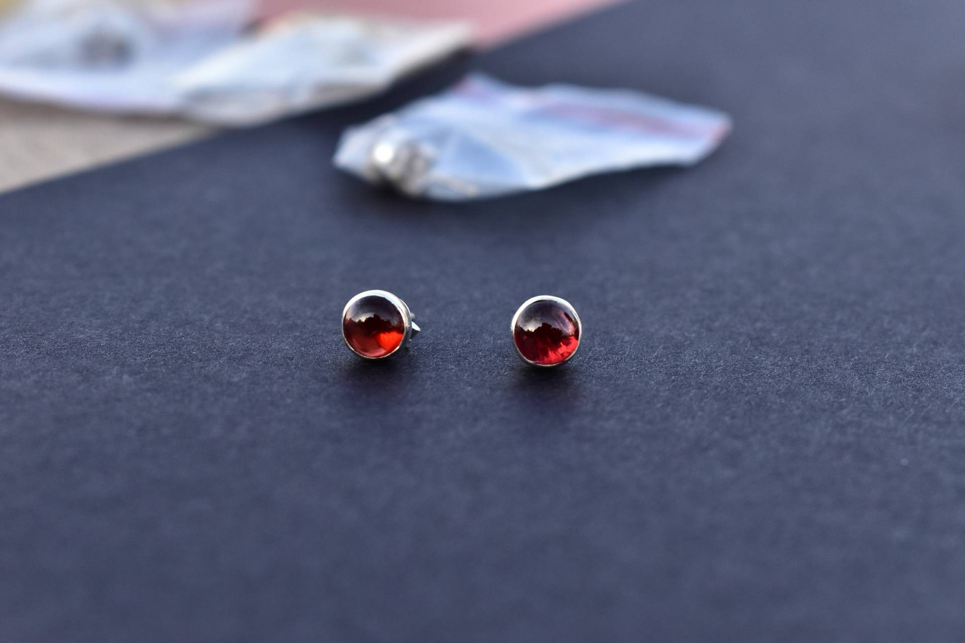 Natürliche Granat Ohrstecker, Blutrote Natürliche Ohrringe, Sterling Silber, Januar Geburtsstein Geschenk, Geschenk Für Sie von KeetaLuxury