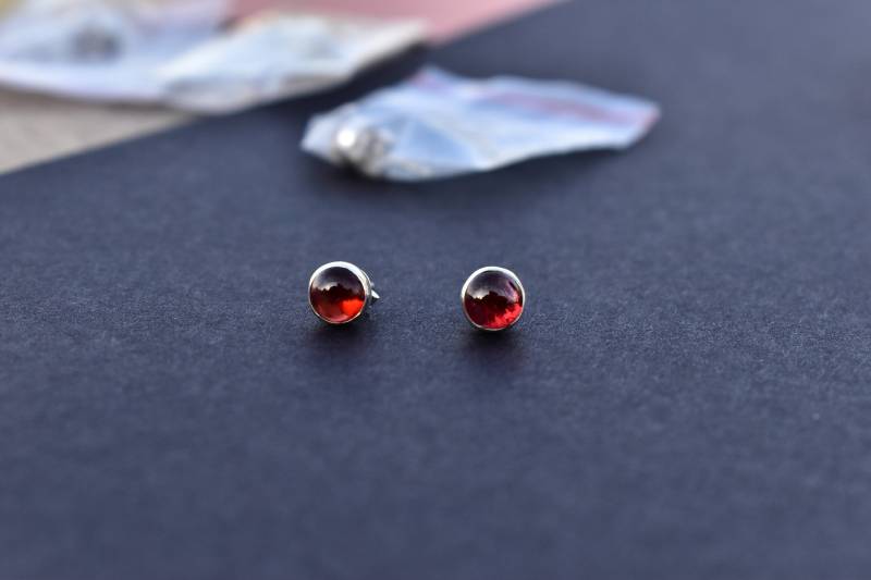 Natürliche Granat Ohrstecker, Blutrote Natürliche Ohrringe, Sterling Silber, Januar Geburtsstein Geschenk, Geschenk Für Sie von KeetaLuxury