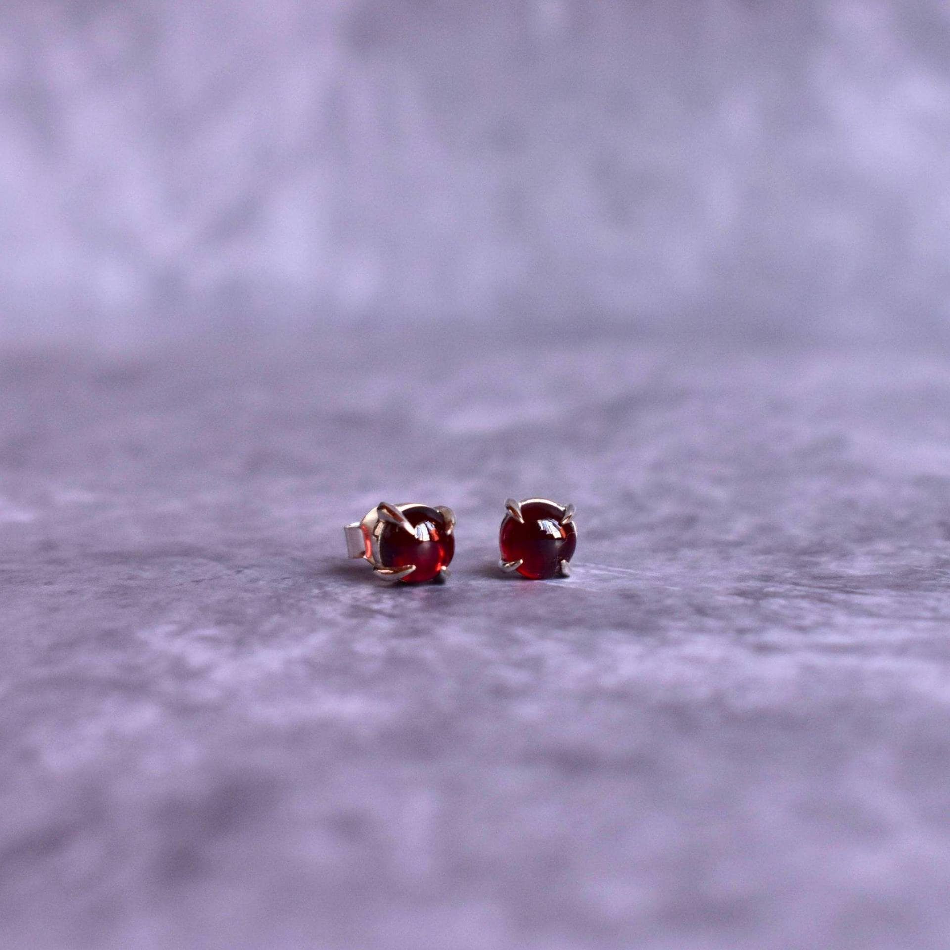 Natürliche Granat Winzige Ohrstecker, Sterling Silber Einzigartige Ohrringe Für Jeden Tag, Heilstein Boho Schmuck Frauen, Niedliche Geschenkidee Sie von KeetaLuxury
