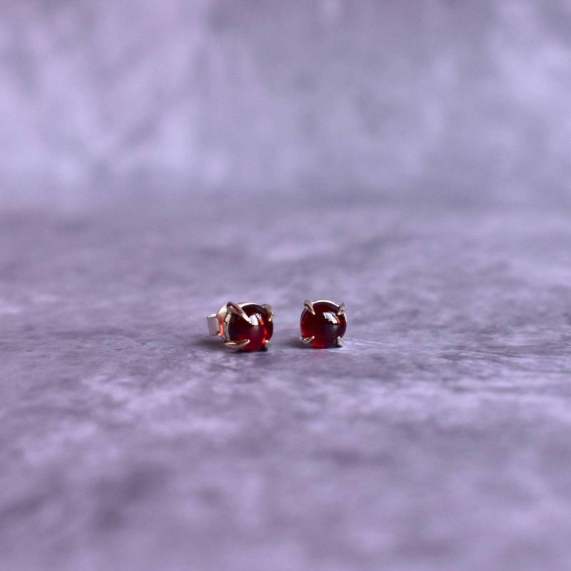 Natürliche Granat Winzige Ohrstecker, Sterling Silber Einzigartige Ohrringe Für Jeden Tag, Heilstein Boho Schmuck Frauen, Niedliche Geschenkidee Sie von KeetaLuxury