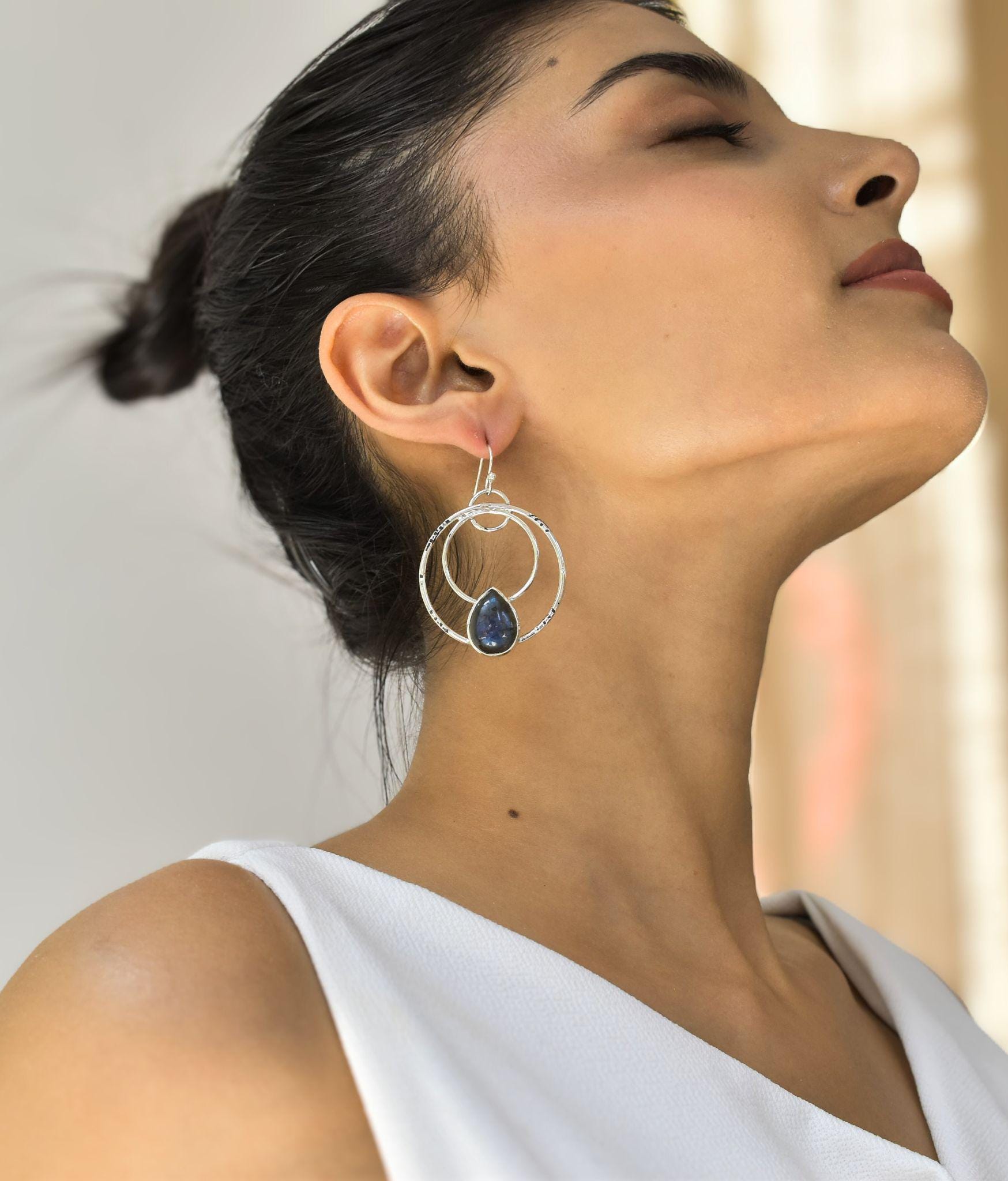 Natürliche Labradorit Creolen Ohrringe, Silber Oxidierte Handgemachte Ohrringe Für Frauen, Heilstein-Ohrringe, Statement-Schmuck Für Sie von KeetaLuxury