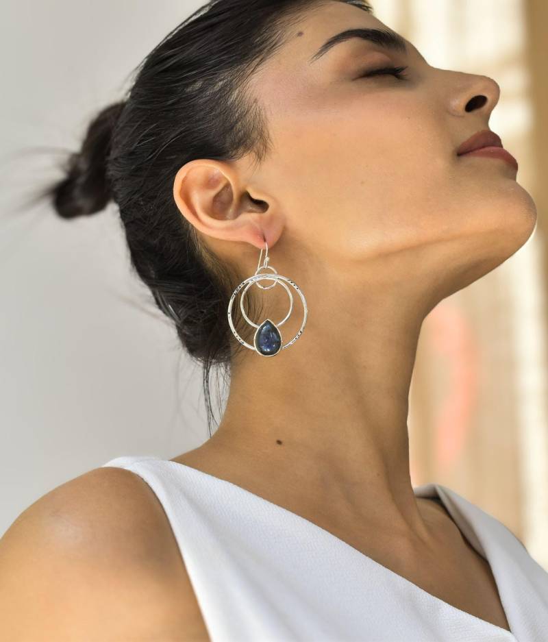 Natürliche Labradorit Creolen Ohrringe, Silber Oxidierte Handgemachte Ohrringe Für Frauen, Heilstein-Ohrringe, Statement-Schmuck Für Sie von KeetaLuxury