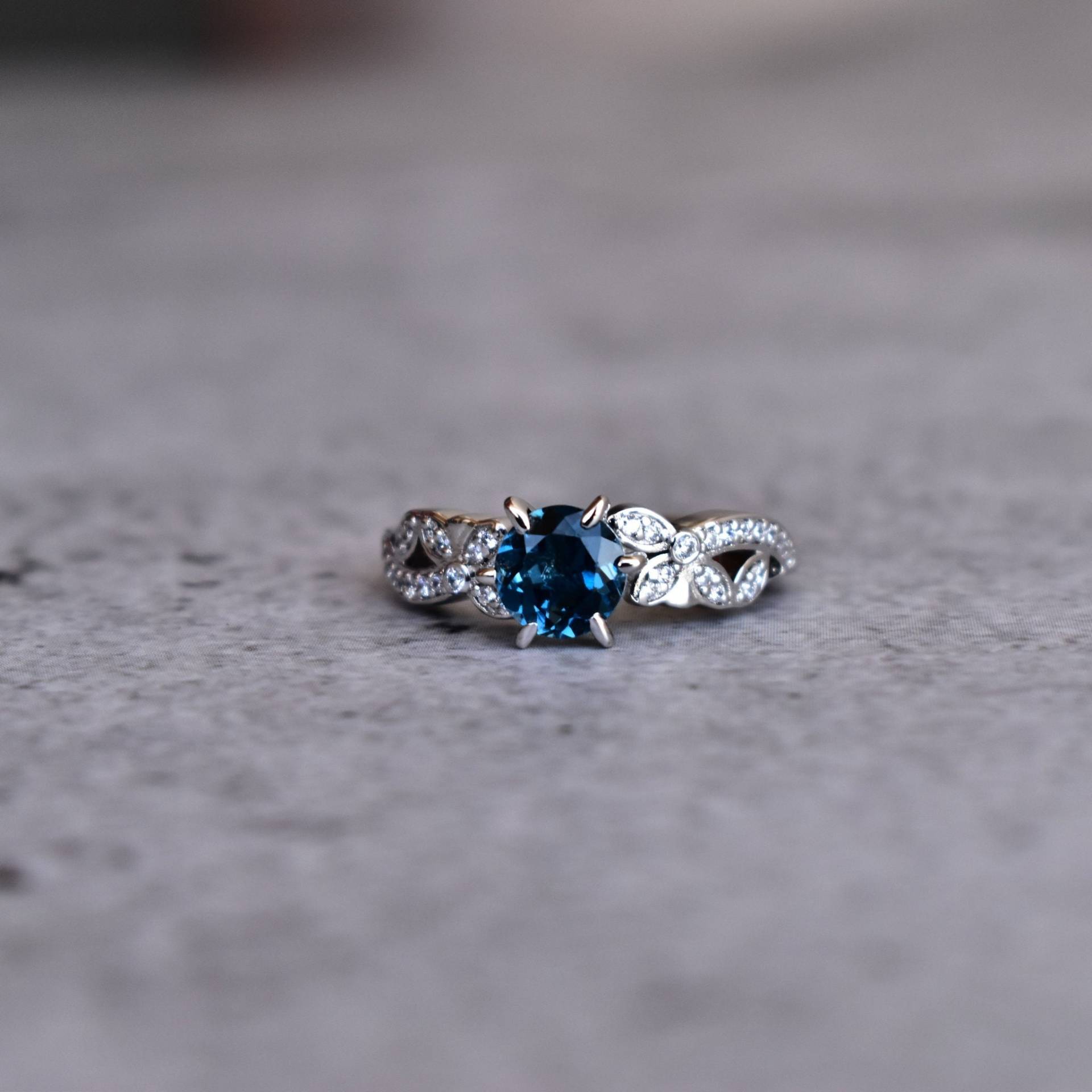 Natürliche London Blaue Topas Rundschnitt Ring , Verlobungsring Ehering Sterling Silber Jubiläumsring von KeetaLuxury