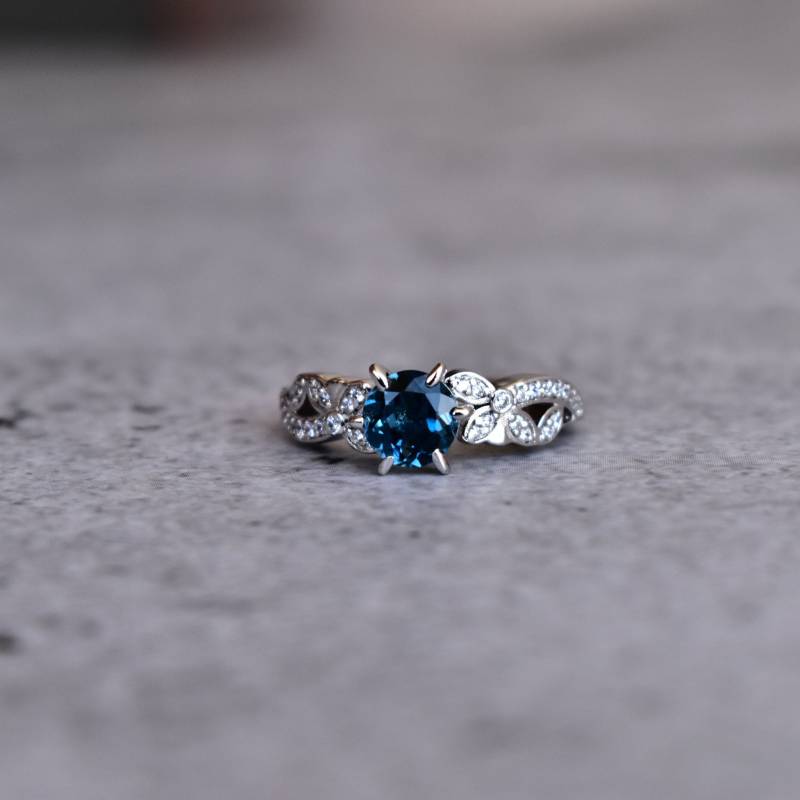 Natürliche London Blaue Topas Rundschnitt Ring , Verlobungsring Ehering Sterling Silber Jubiläumsring von KeetaLuxury