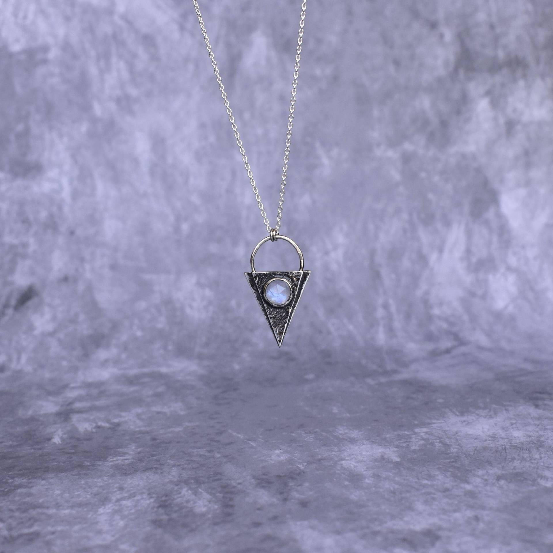 Natürliche Mondstein Halskette Rosenschnitt Regenbogen Anhänger Heilende Kristall-Halskette Für Frauen Einzigartige Edelstein Geschenke von KeetaLuxury