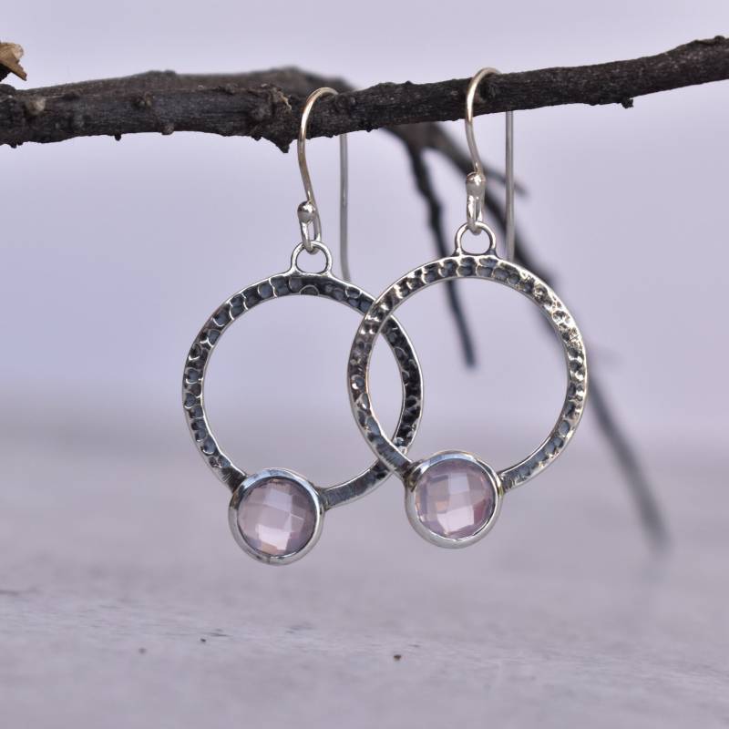 Natürliche Rosenquarz Baumeln Ohrringe, Briolett Schliff Baumeln, Gehämmerte Sterling Silber Handgemachte Brautsjungfer Schmuck von KeetaLuxury