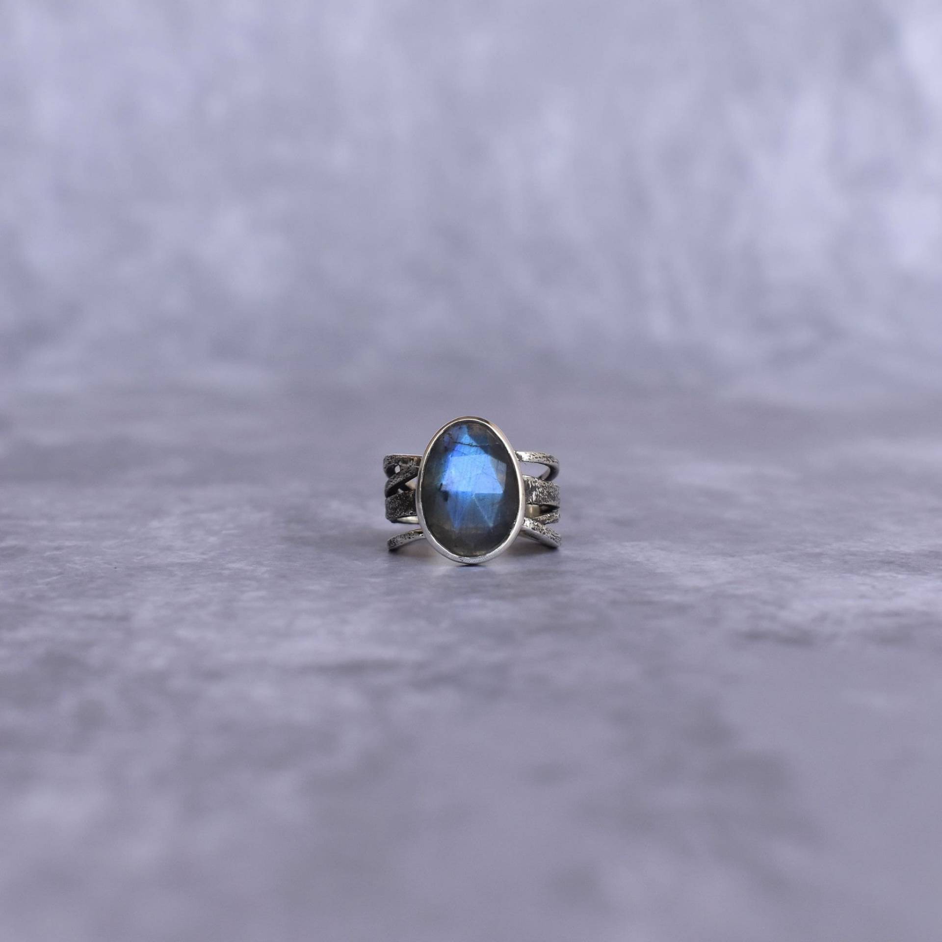 Natürlicher Blauer Labradorit Ring Handgemachter Edelstein Rosenschliff Edelstein Silber Oxidierter Heilsteinring Für Frauen von KeetaLuxury