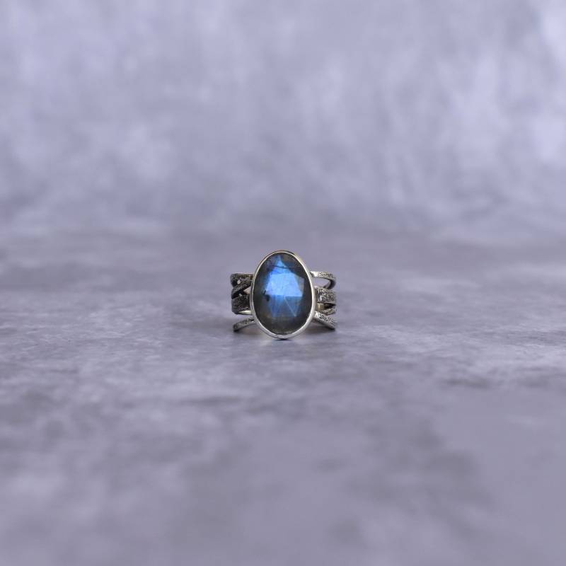 Natürlicher Blauer Labradorit Ring Handgemachter Edelstein Rosenschliff Edelstein Silber Oxidierter Heilsteinring Für Frauen von KeetaLuxury