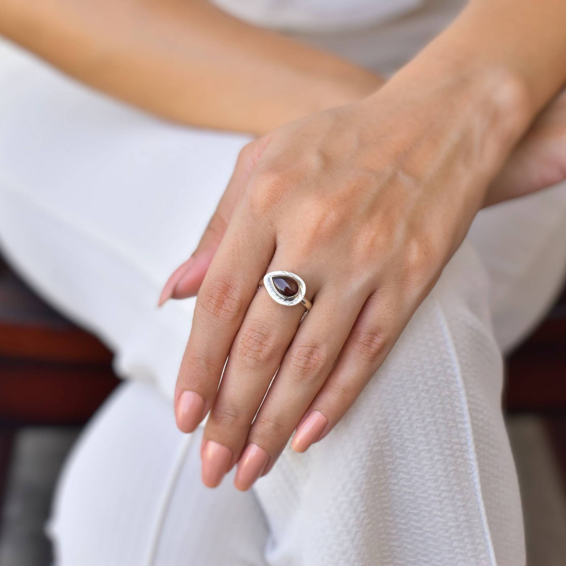 Natürlicher Granat Ring Roter Tropfen Ring Für Frauen Heilendes Silber Oxidierter Niedlicher Geburtsstein Einzigartiges Geschenk Sie von KeetaLuxury