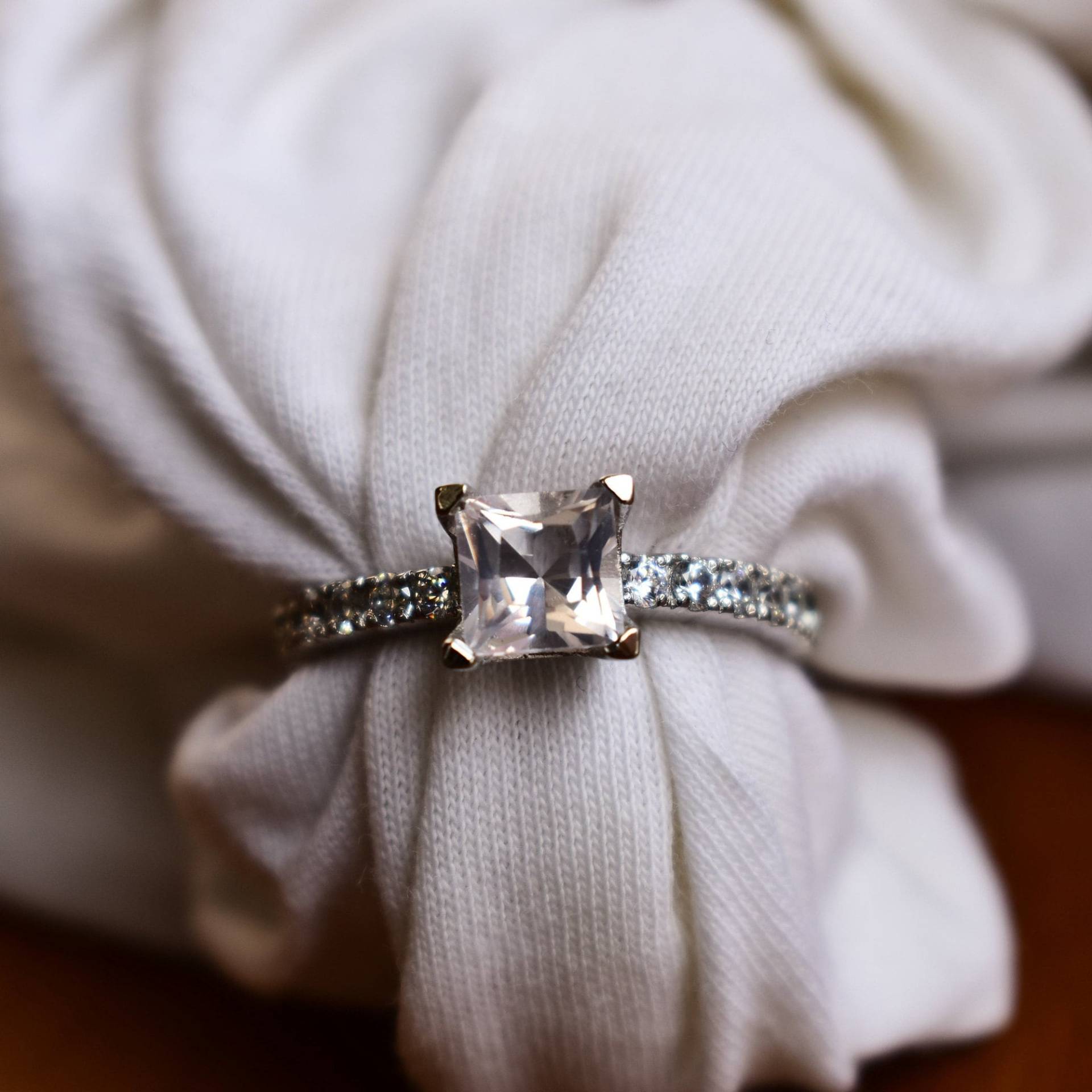 Natürlicher Handgemachter Rosenquarz Ring, Ring Sterling Silber, Pink Quartz Princess Cut Halo von KeetaLuxury