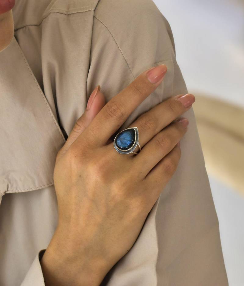 Natürlicher Labradorit Tropfen-Ring Oxidiertes Silberring Für Frauen Birnenförmiger - Boho Ring Heilende Kristalle Schmuck von KeetaLuxury