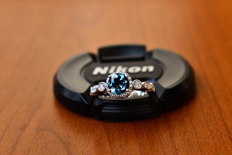 Natürlicher Londoner Blautopasring, Rundschliff, Blauer Edelstein, Ehering, Sterlingsilber, Topas-Halo-Ring, Alternativer Verlobungsring von KeetaLuxury