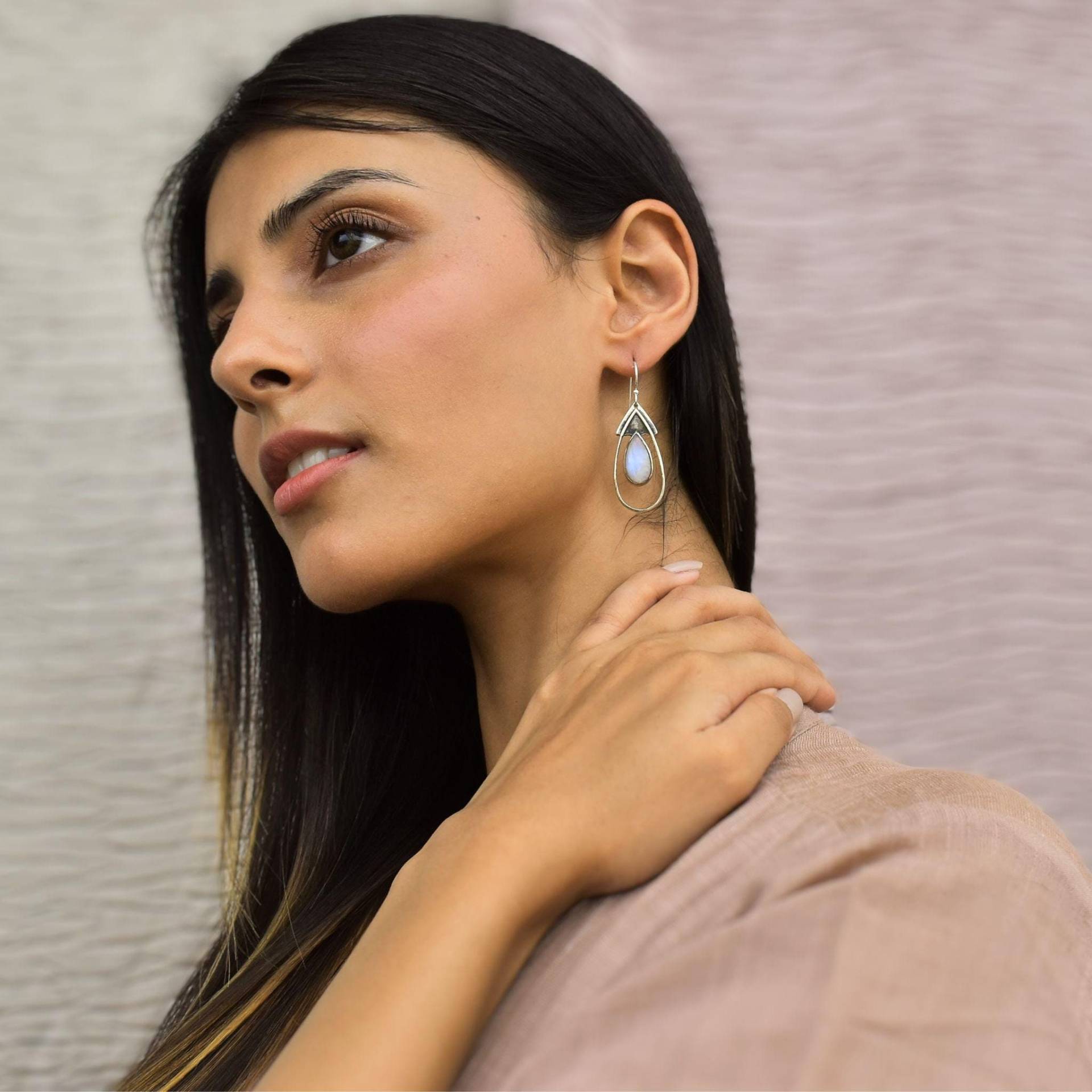 Natürlicher Mondstein Ohrringe, Boho Birnenförmige Sterling Silber Handgemachte Auffälliger Regenbogen Schmuck, Heilende Kristalle von KeetaLuxury