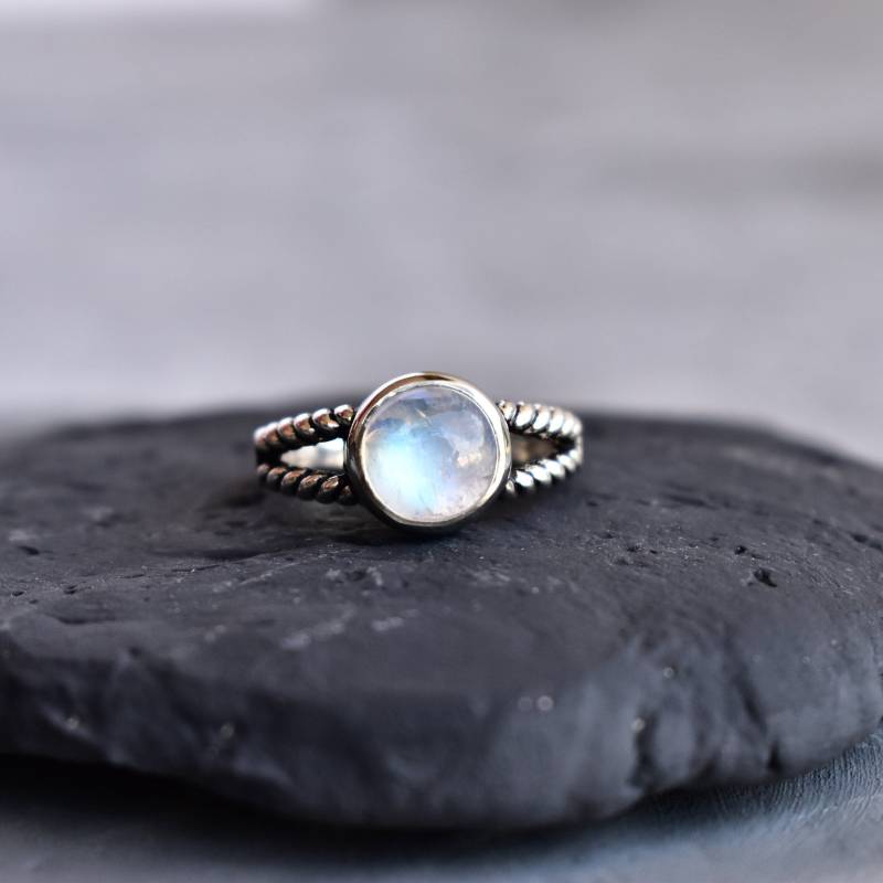 Natürlicher Mondstein Ring, Sterling Silber Regenbogen Zierlicher Runder Edelstein Boho Geburtstagsgeschenk Für Die Lieben von KeetaLuxury