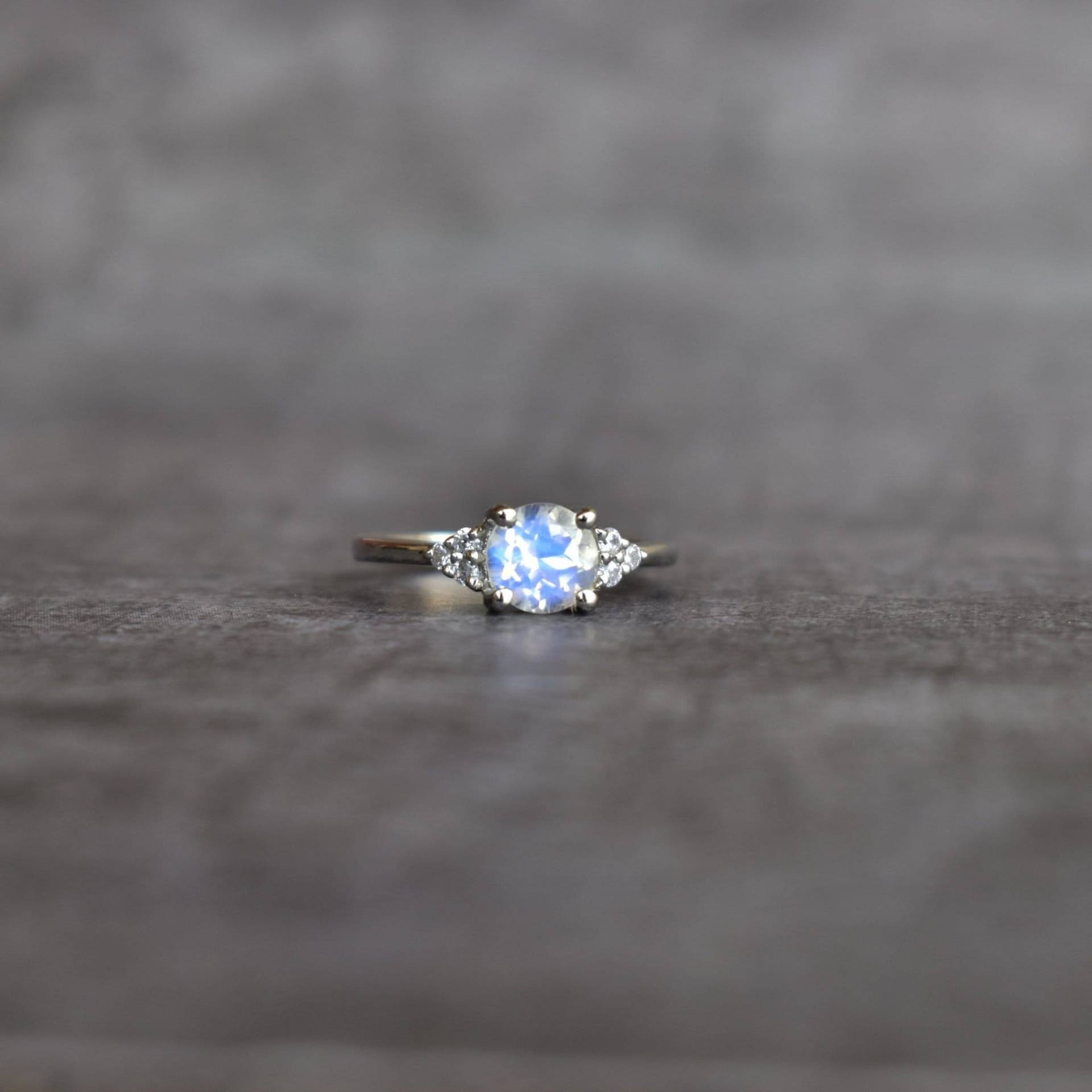 Natürlicher Mondstein Ring, Vintage Inspirierter Regenbogen Zierlicher Runder Edelstein Handgemachtes Geburtstagsgeschenk Für Ihre Lieben von KeetaLuxury