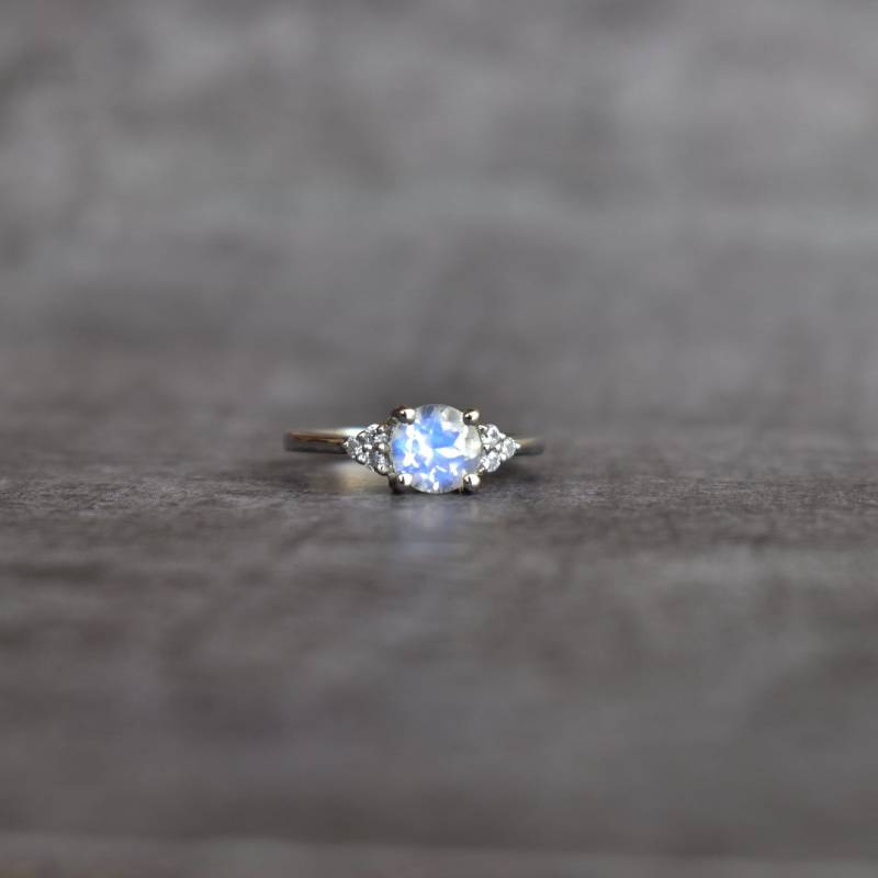Natürlicher Mondstein Ring, Vintage Inspirierter Regenbogen Zierlicher Runder Edelstein Handgemachtes Geburtstagsgeschenk Für Ihre Lieben von KeetaLuxury