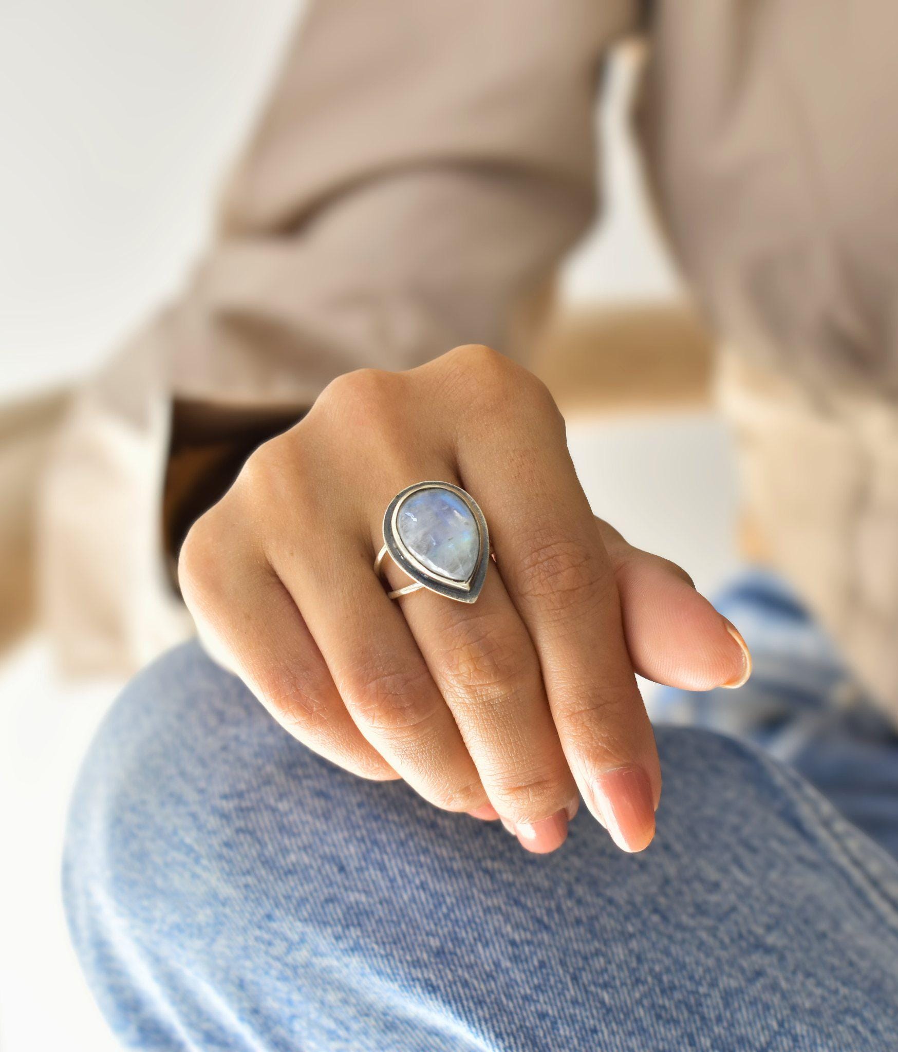 Natürlicher Mondstein Tropfen Boho Ring Oxidiertes Silber Handgemachter Schmuck Für Frauen Auffälliger Echter Rustikaler Mit Heilenden Kristallen von KeetaLuxury